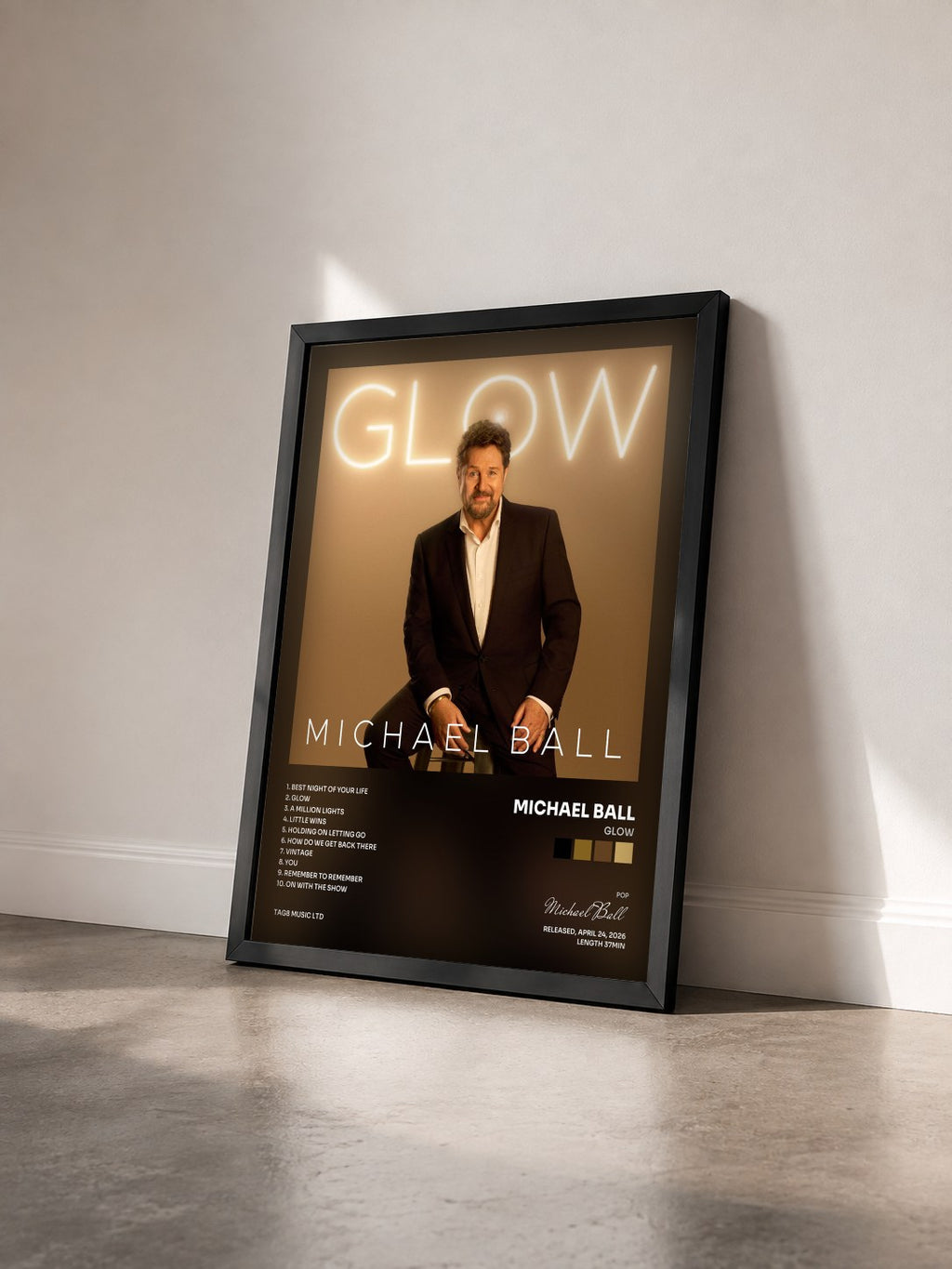 #noir Tableau de l'album Glow de Michael Ball vu de trois quarts, cadre noir