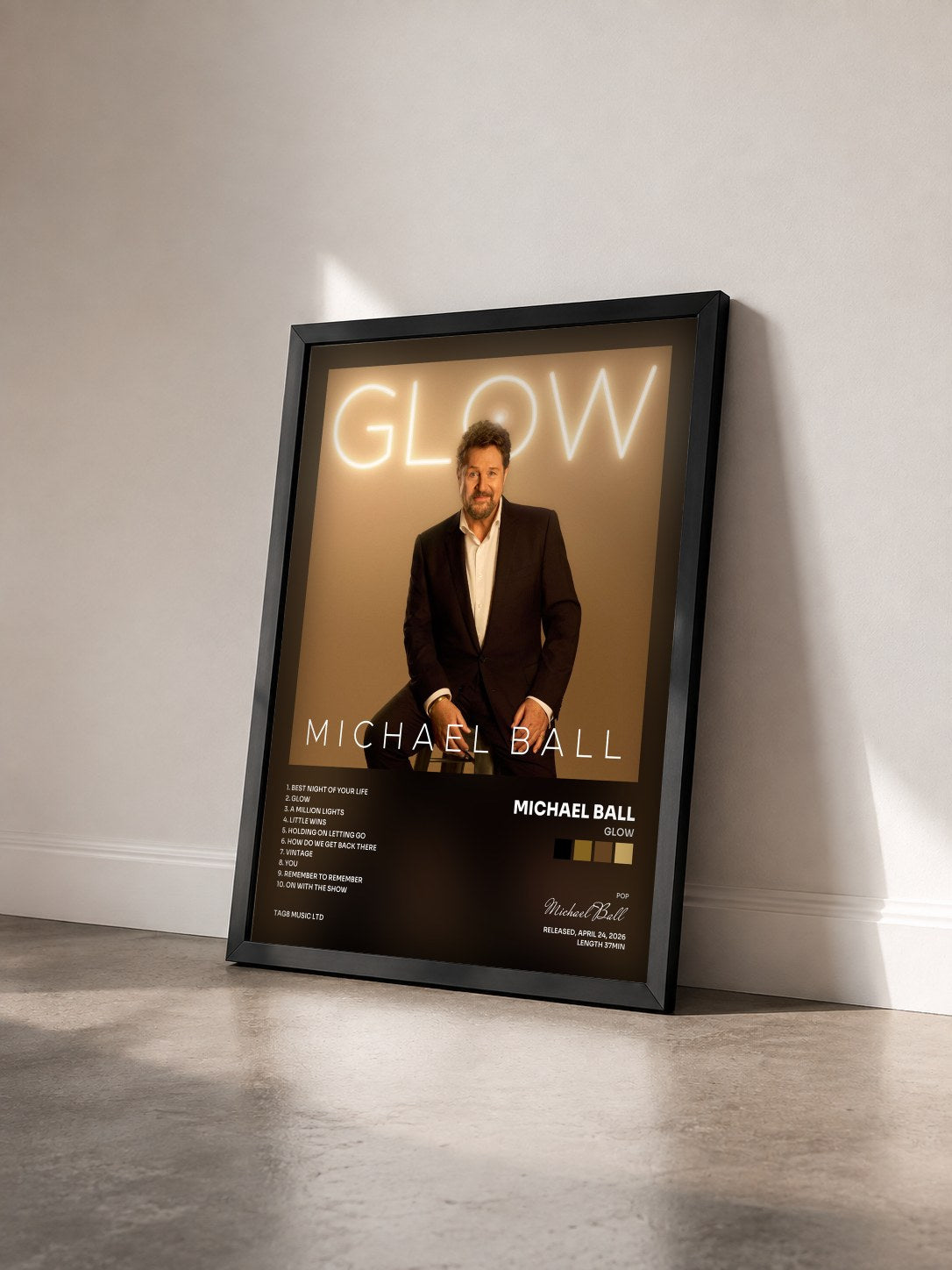 #noir Tableau de l'album Glow de Michael Ball vu de trois quarts, cadre noir