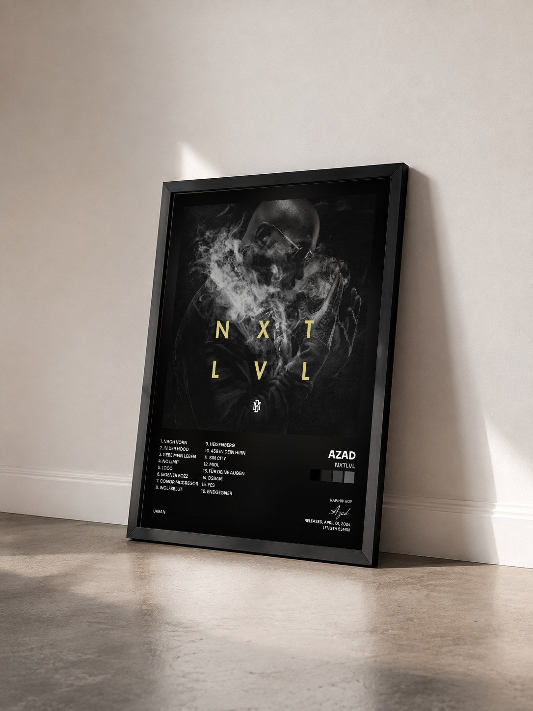 #noir Tableau de l'album NXTLVL de Azad vu de trois quarts, cadre noir