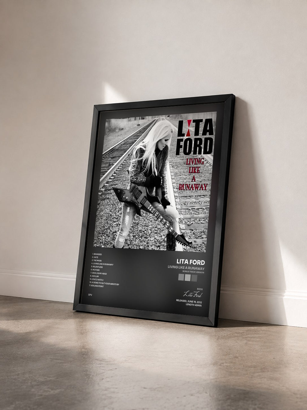 #noir Tableau de l'album Living Like a Runaway (Bonus Track Version) de Lita Ford vu de trois quarts, cadre noir