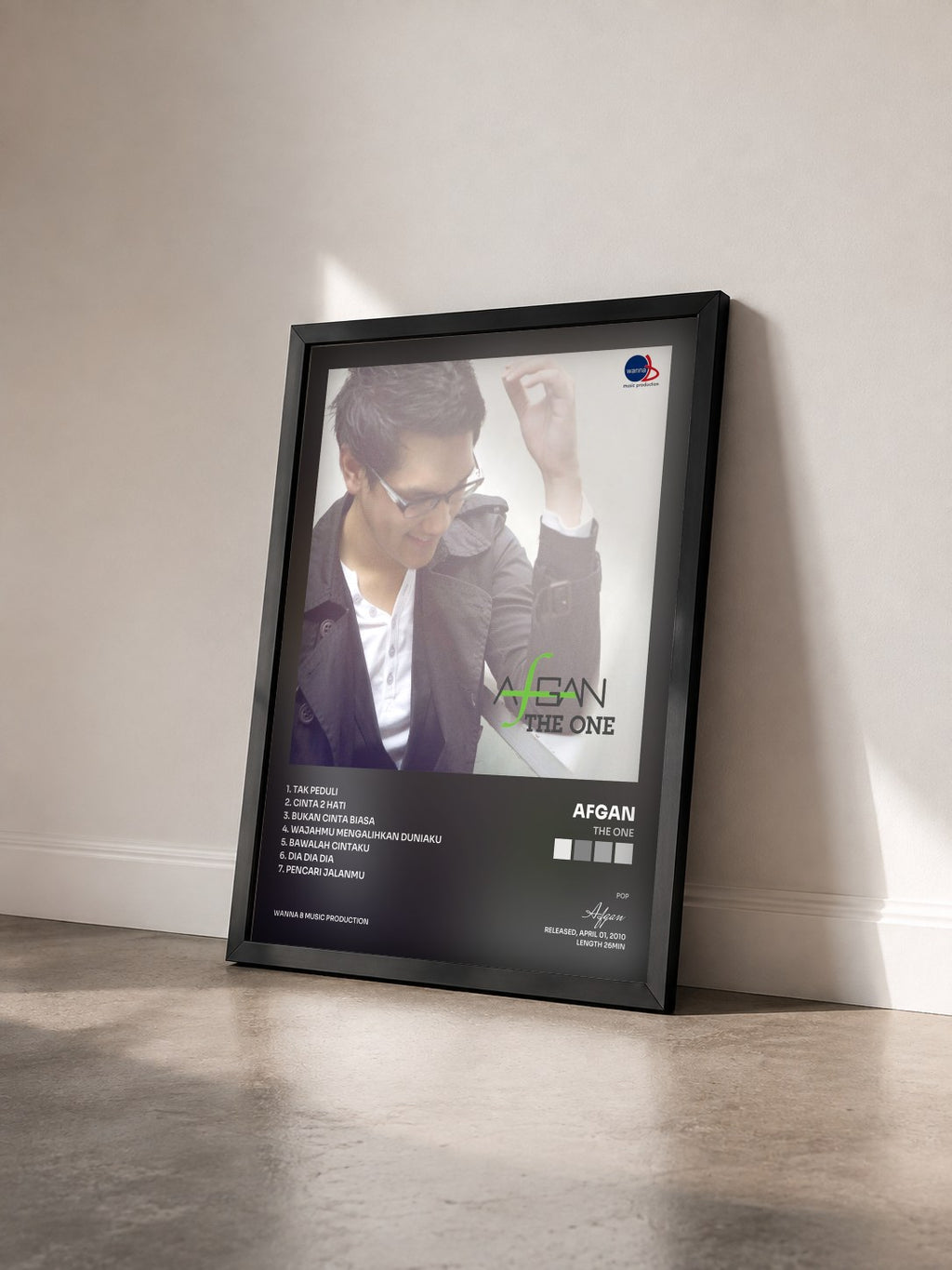 #noir Tableau de l'album The One de Afgan vu de trois quarts, cadre noir