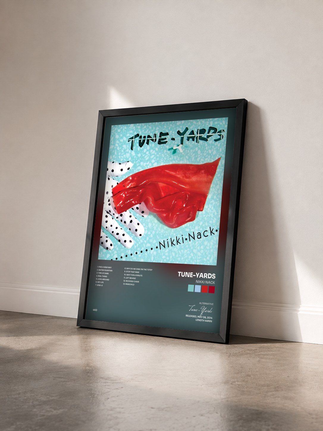 #noir Tableau de l'album Nikki Nack de Tune-Yards vu de trois quarts, cadre noir