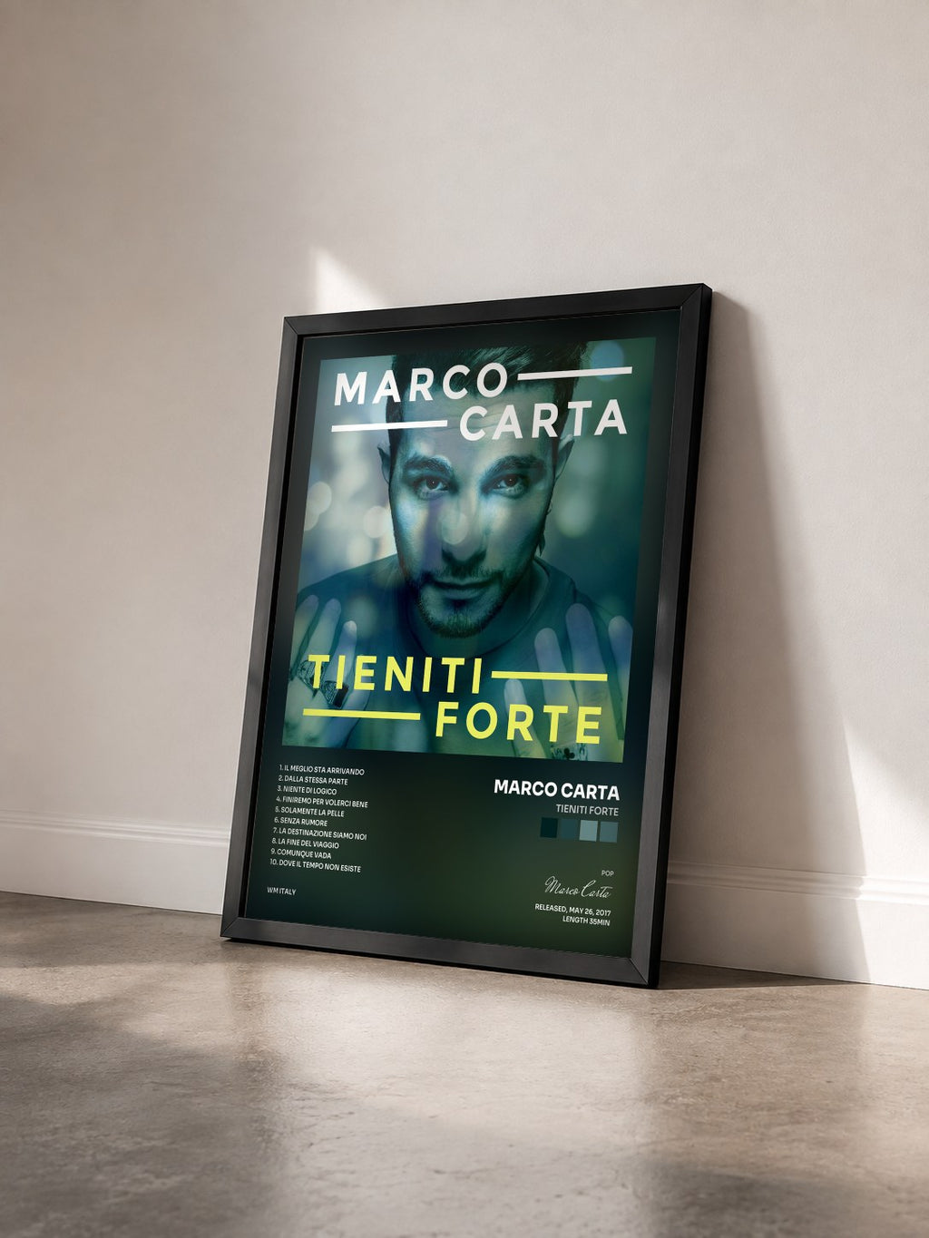 #noir Tableau de l'album Tieniti forte de Marco Carta vu de trois quarts, cadre noir