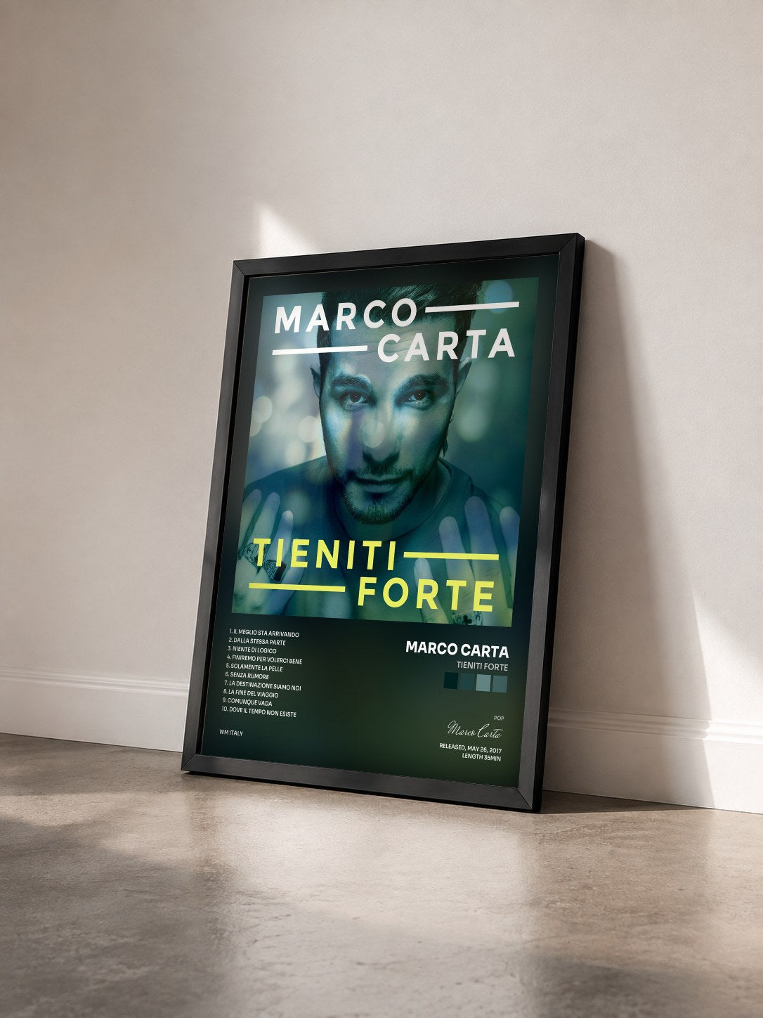 #noir Tableau de l'album Tieniti forte de Marco Carta vu de trois quarts, cadre noir