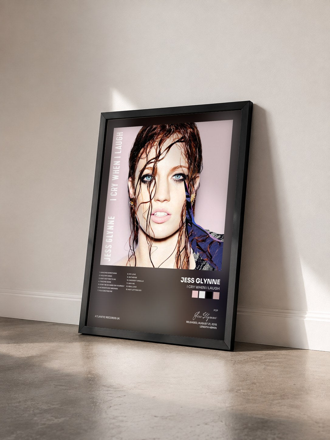 #noir Tableau de l'album I Cry When I Laugh de Jess Glynne vu de trois quarts, cadre noir