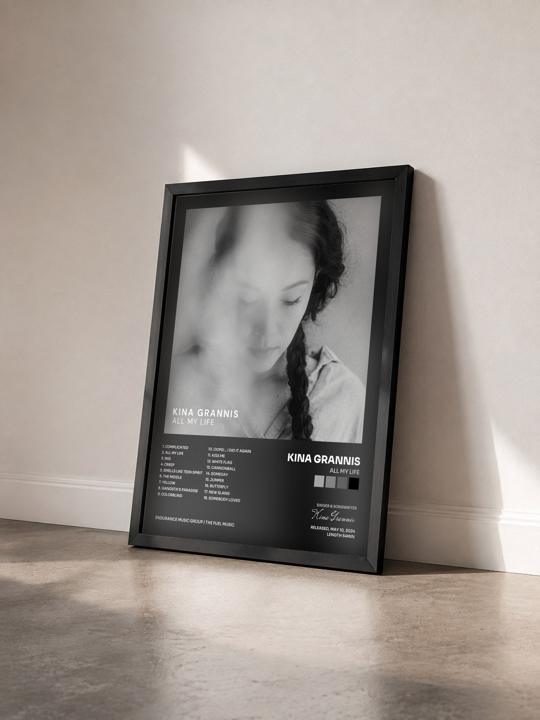 #noir Tableau de l'album All My Life de Kina Grannis vu de trois quarts, cadre noir
