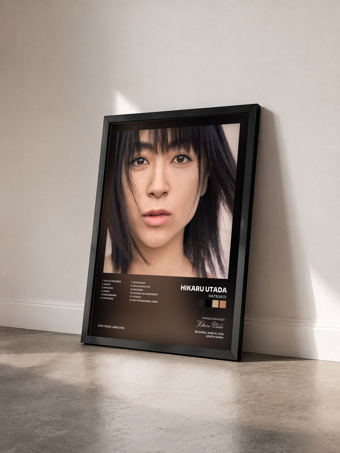 #noir Tableau de l'album Hatsukoi de Hikaru Utada vu de trois quarts, cadre noir