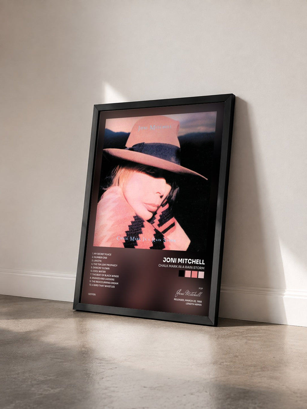 #noir Tableau de l'album Chalk Mark In A Rain Storm de Joni Mitchell vu de trois quarts, cadre noir