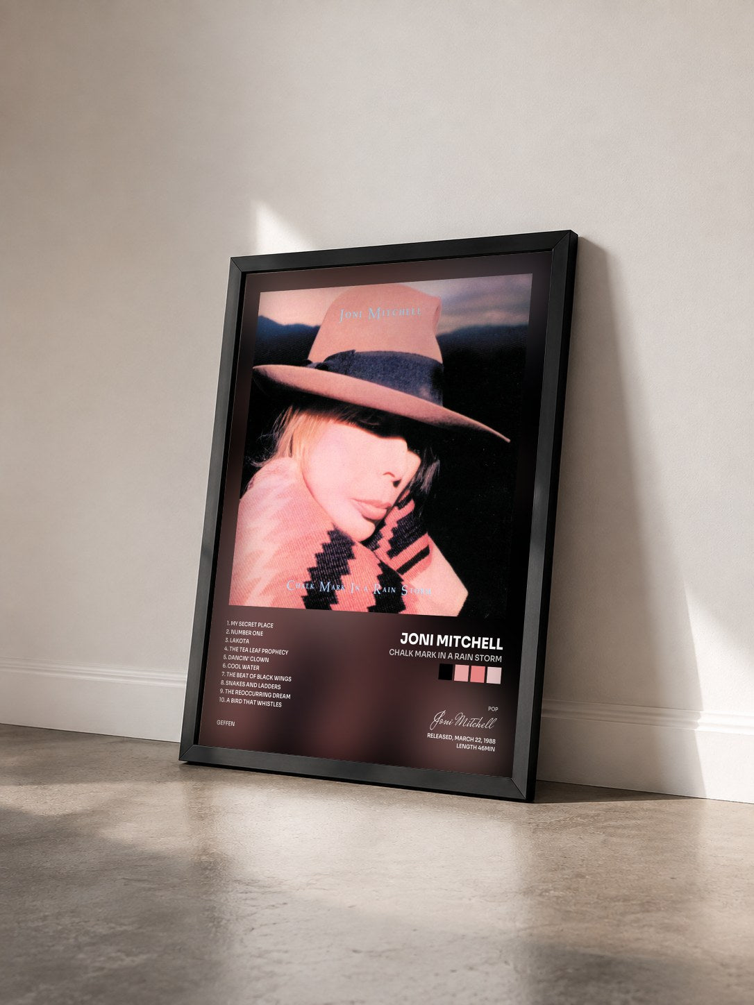 #noir Tableau de l'album Chalk Mark In A Rain Storm de Joni Mitchell vu de trois quarts, cadre noir