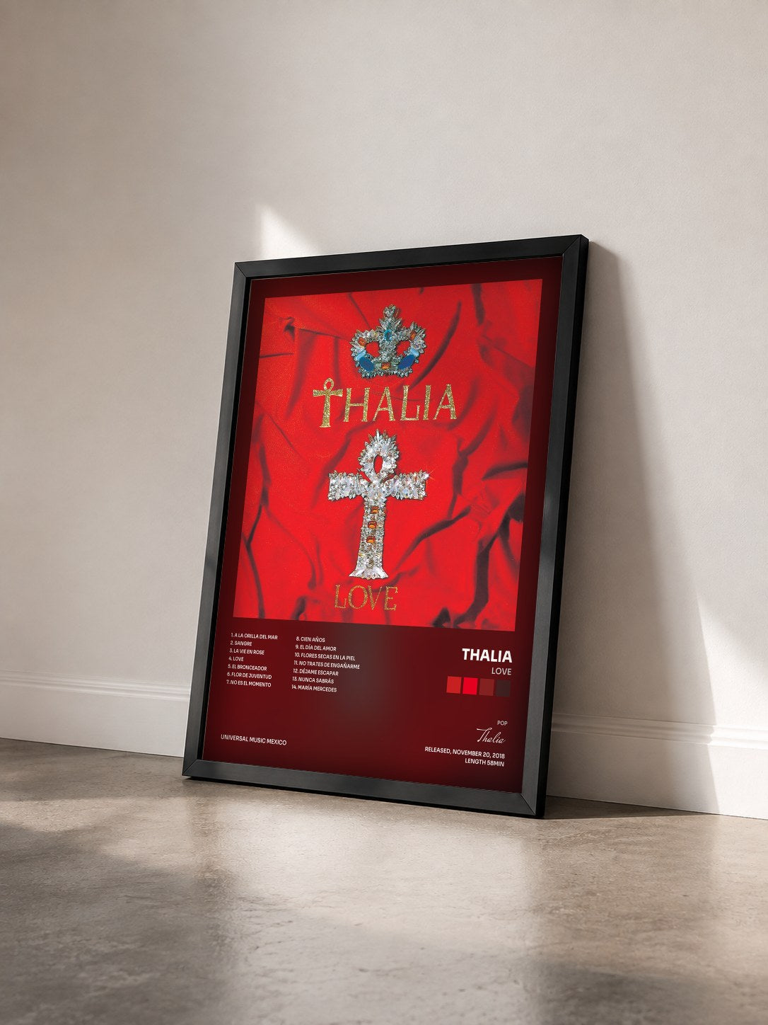 #noir Tableau de l'album Love de Thalia vu de trois quarts, cadre noir