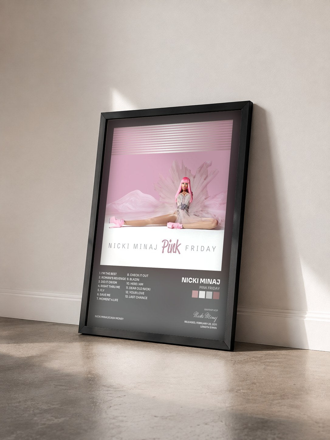 #noir Tableau de l'album Pink Friday de Nicki Minaj vu de trois quarts, cadre noir
