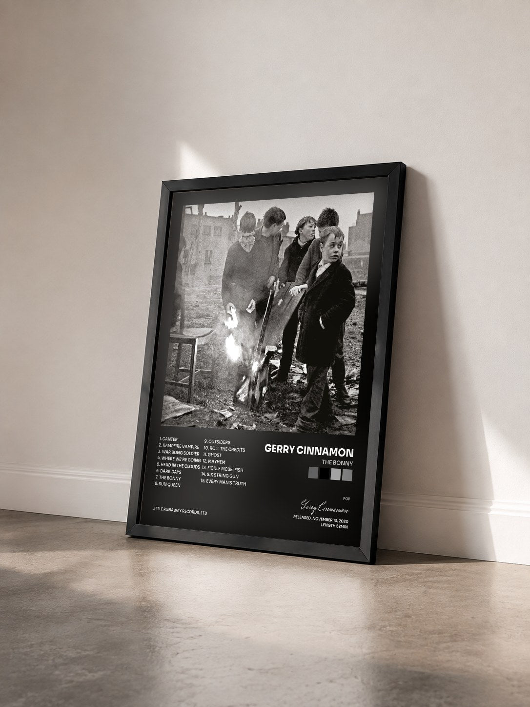 #noir Tableau de l'album The Bonny de Gerry Cinnamon vu de trois quarts, cadre noir