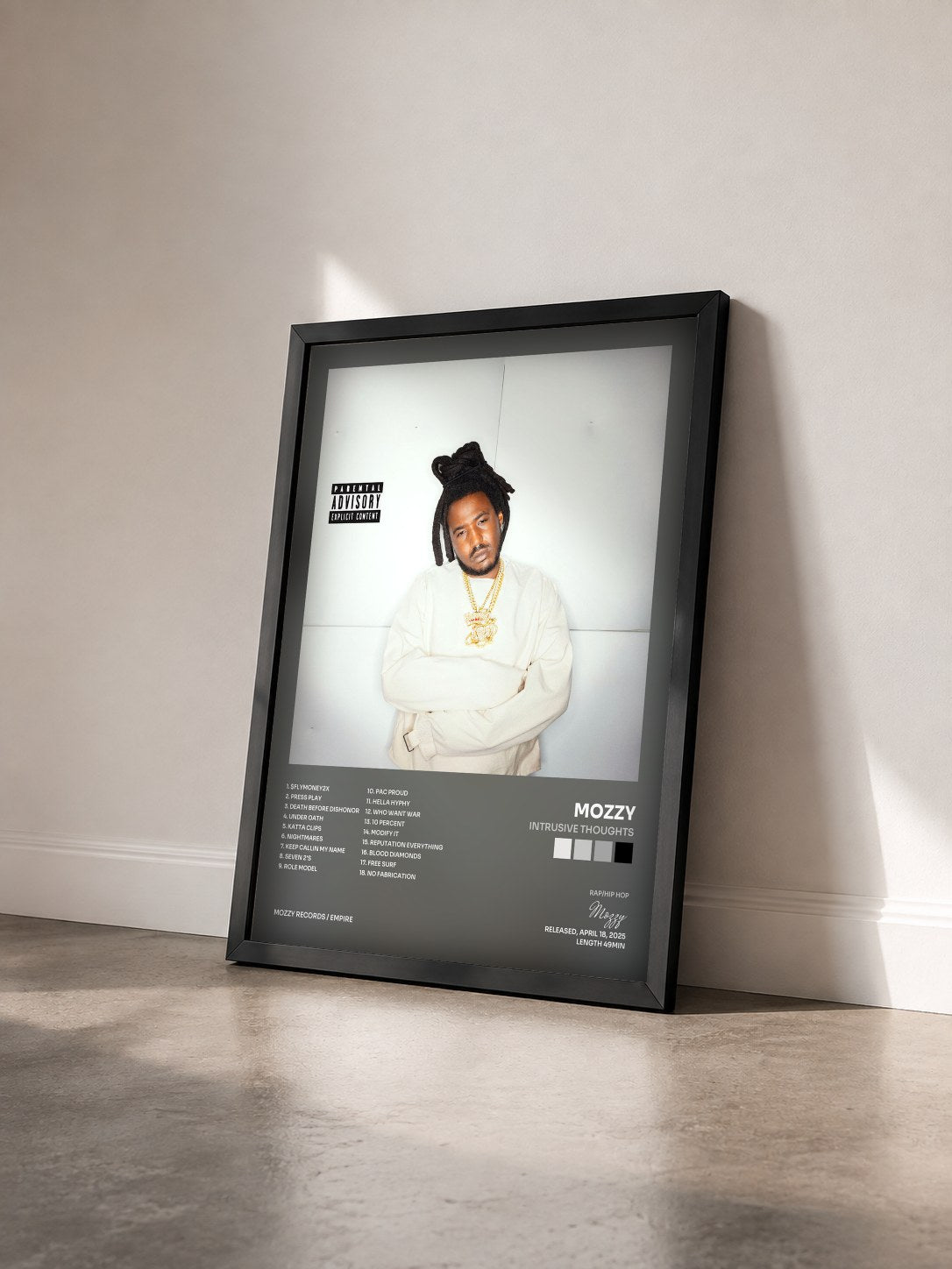 #noir Tableau de l'album INTRUSIVE THOUGHTS de Mozzy vu de trois quarts, cadre noir