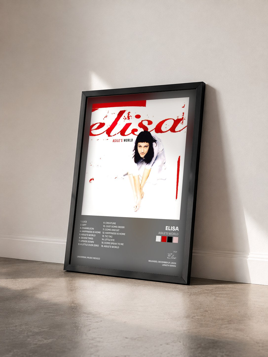 #noir Tableau de l'album Asile's World de Elisa vu de trois quarts, cadre noir