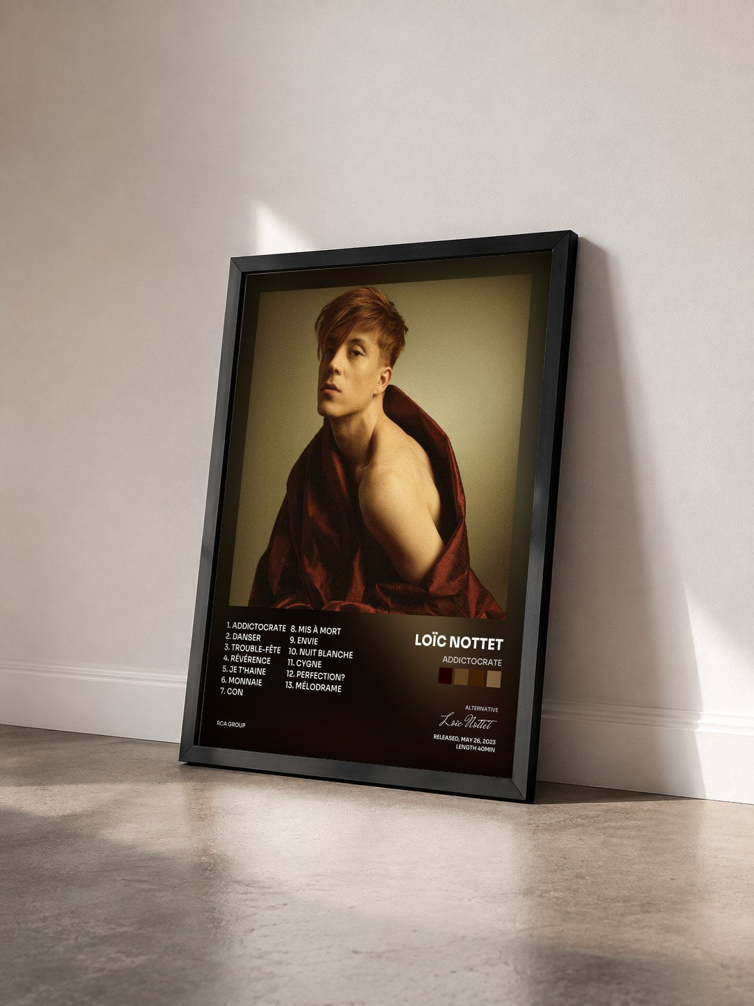 #noir Tableau de l'album Addictocrate de Loïc Nottet vu de trois quarts, cadre noir