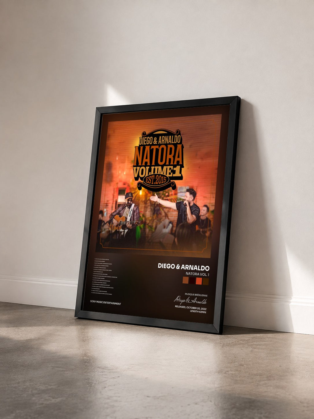 #noir Tableau de l'album NATORA VOL. 1 de Diego & Arnaldo vu de trois quarts, cadre noir