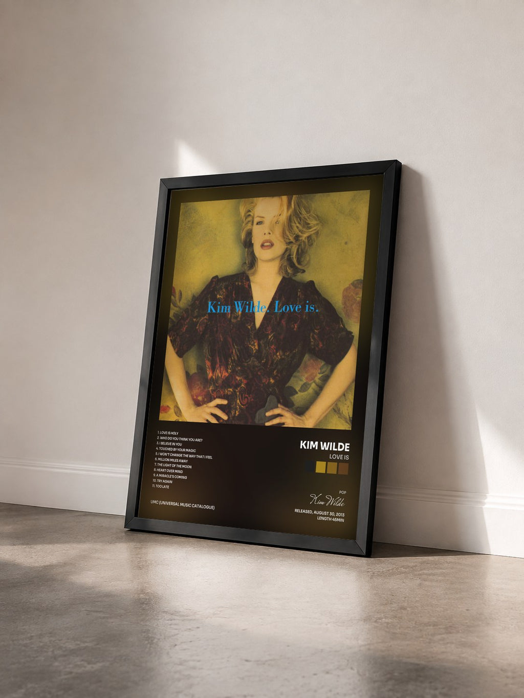 #noir Tableau de l'album Love Is de Kim Wilde vu de trois quarts, cadre noir