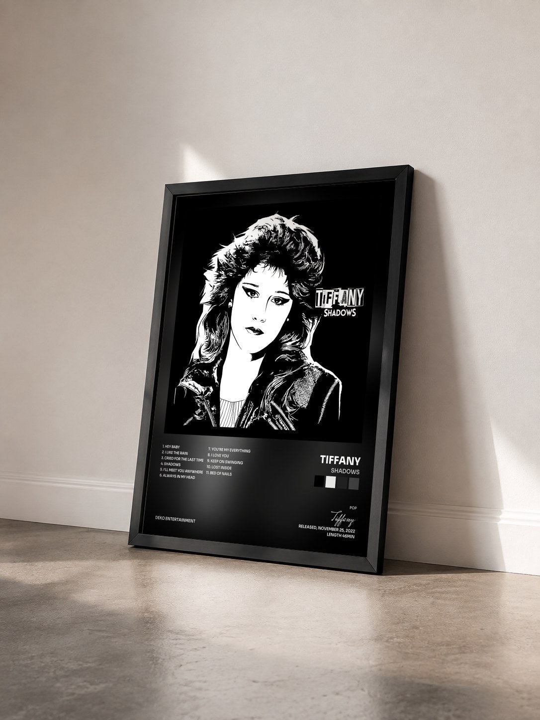 #noir Tableau de l'album Shadows de Tiffany vu de trois quarts, cadre noir
