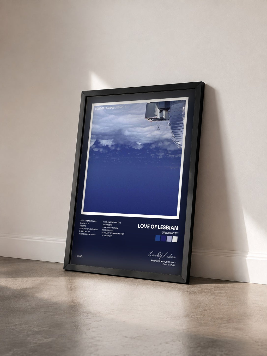 #noir Tableau de l'album Ungravity de Love Of Lesbian vu de trois quarts, cadre noir
