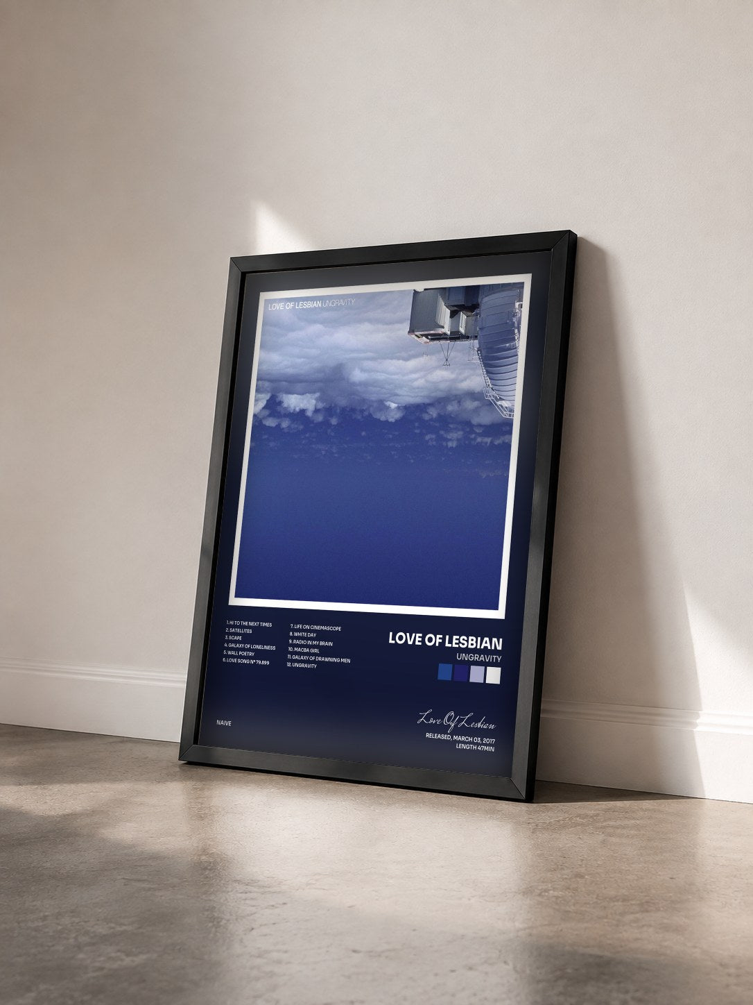 #noir Tableau de l'album Ungravity de Love Of Lesbian vu de trois quarts, cadre noir