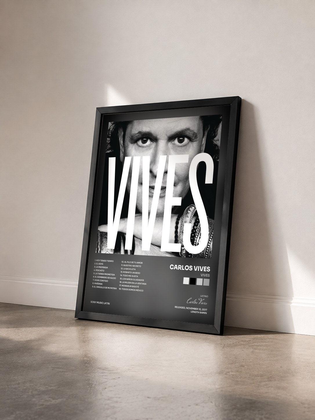 #noir Tableau de l'album VIVES de Carlos Vives vu de trois quarts, cadre noir