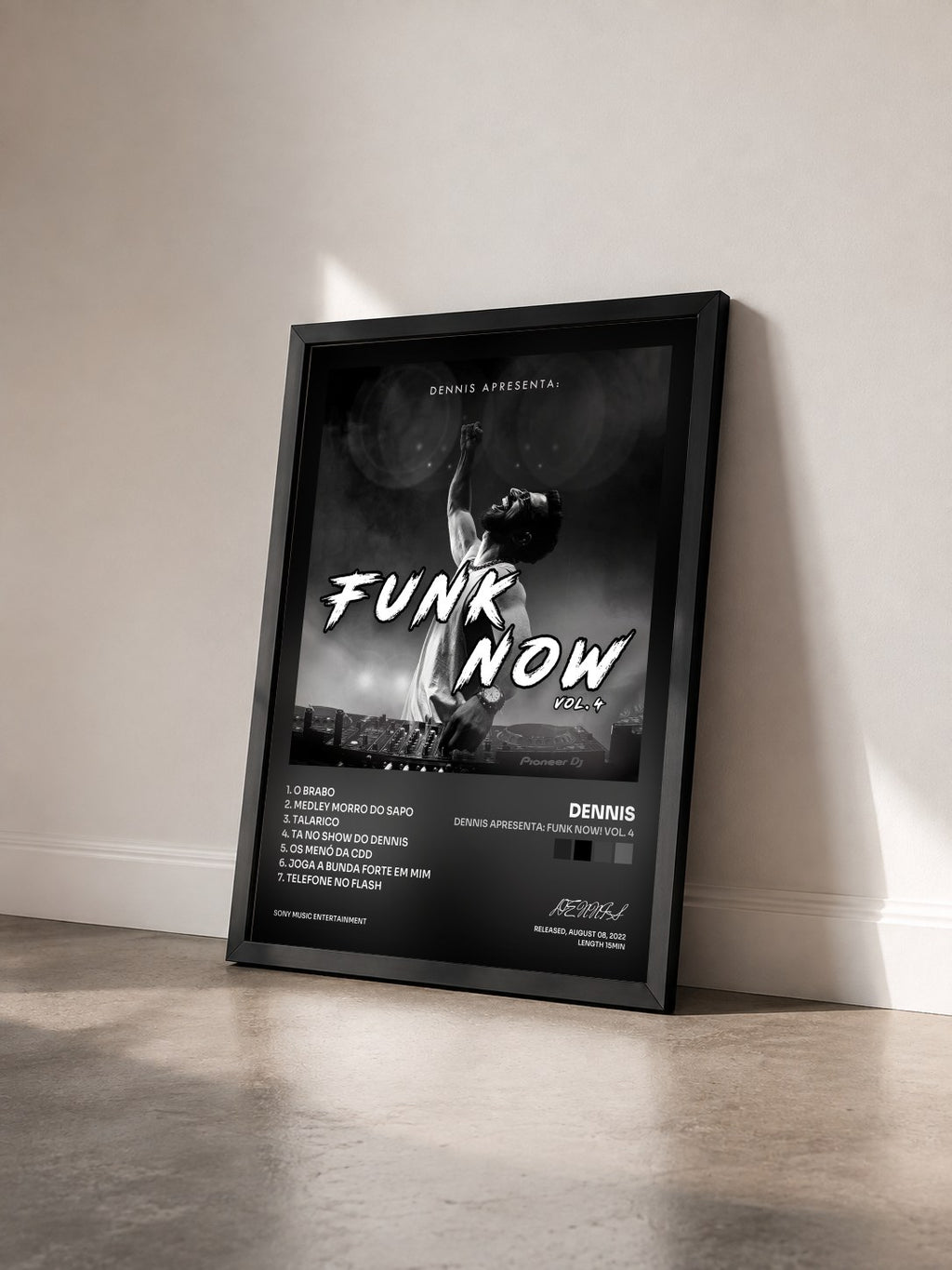 #noir Tableau de l'album DENNIS Apresenta: Funk Now! Vol. 4 de DENNIS vu de trois quarts, cadre noir