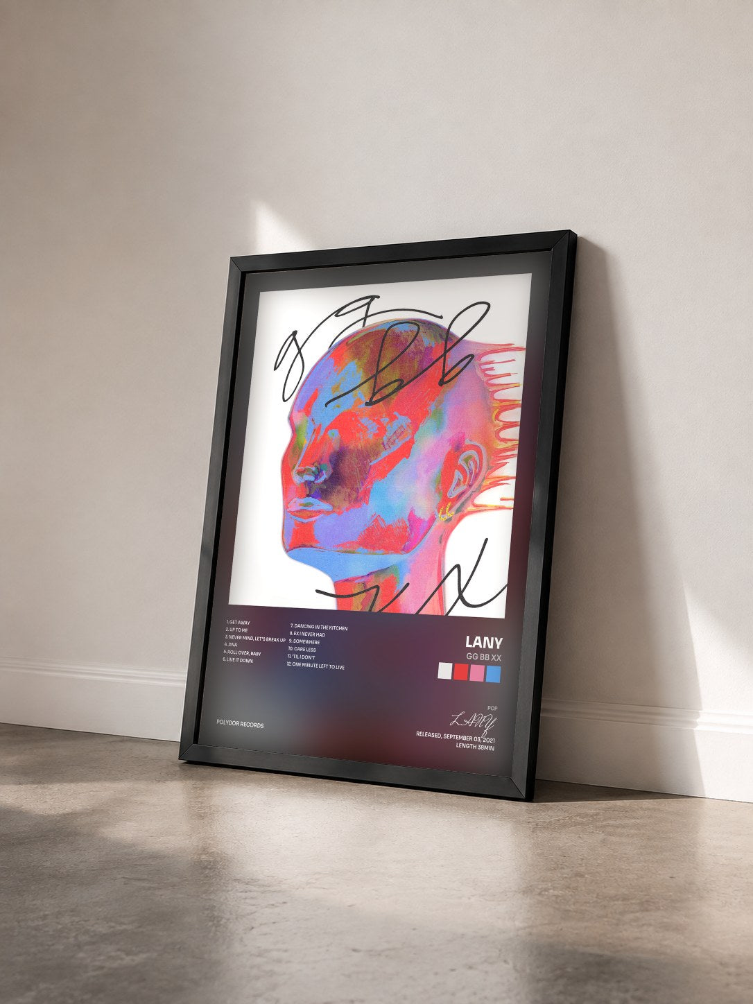 #noir Tableau de l'album gg bb xx de LANY vu de trois quarts, cadre noir