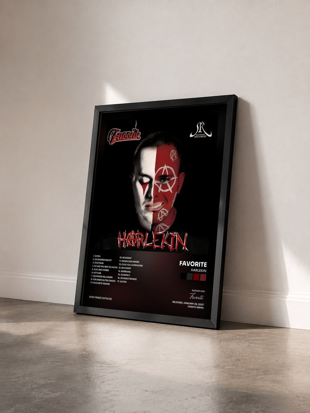 #noir Tableau de l'album Harlekin de Favorite vu de trois quarts, cadre noir