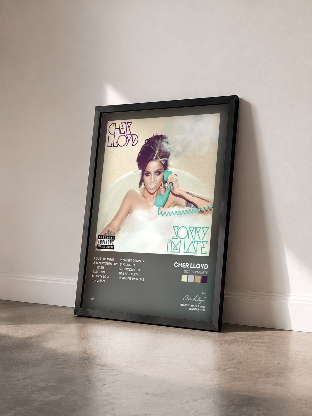 #noir Tableau de l'album Sorry I'm Late de Cher Lloyd vu de trois quarts, cadre noir