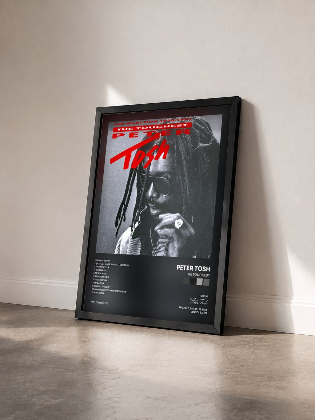 #noir Tableau de l'album The Toughest de Peter Tosh vu de trois quarts, cadre noir