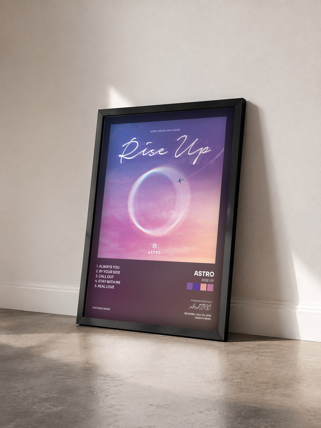 #noir Tableau de l'album Rise Up de ASTRO vu de trois quarts, cadre noir