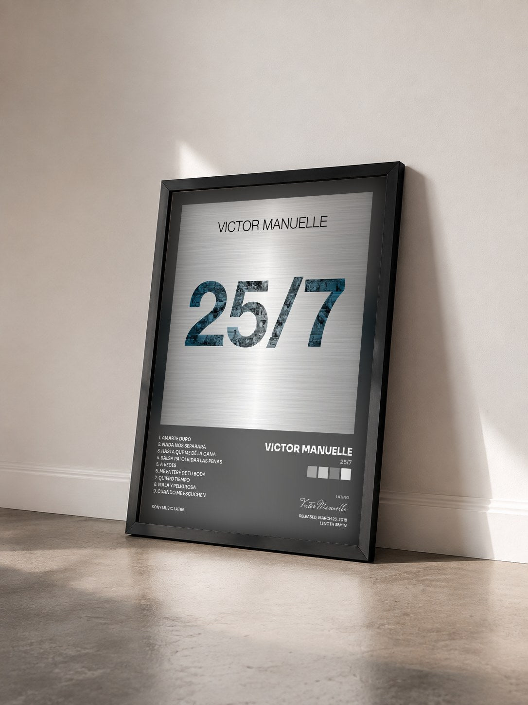 #noir Tableau de l'album 25/7 de Victor Manuelle vu de trois quarts, cadre noir