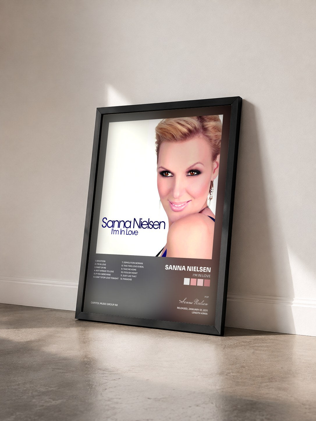 #noir Tableau de l'album I'm In Love de Sanna Nielsen vu de trois quarts, cadre noir
