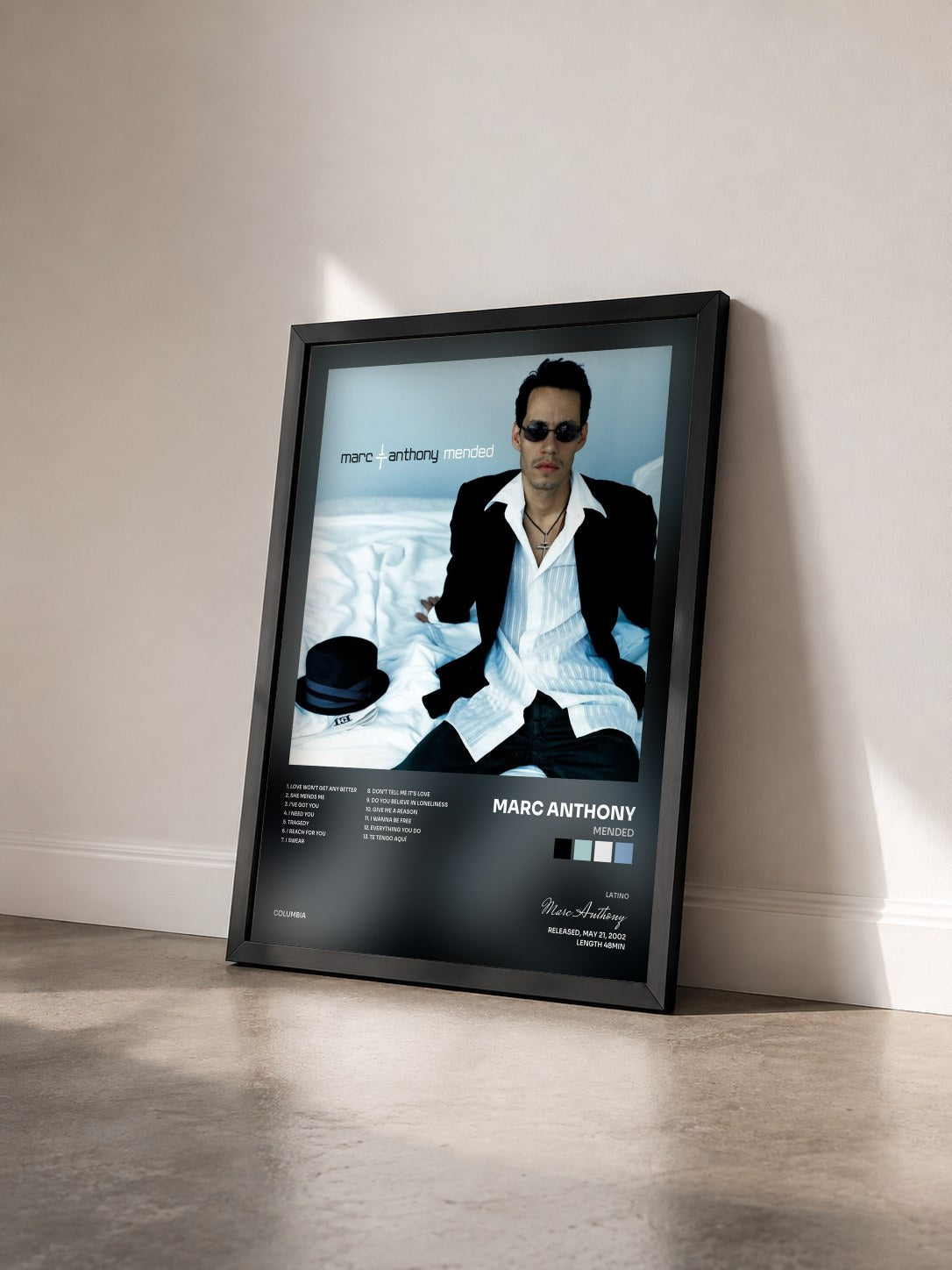 #noir Tableau de l'album Mended de Marc Anthony vu de trois quarts, cadre noir