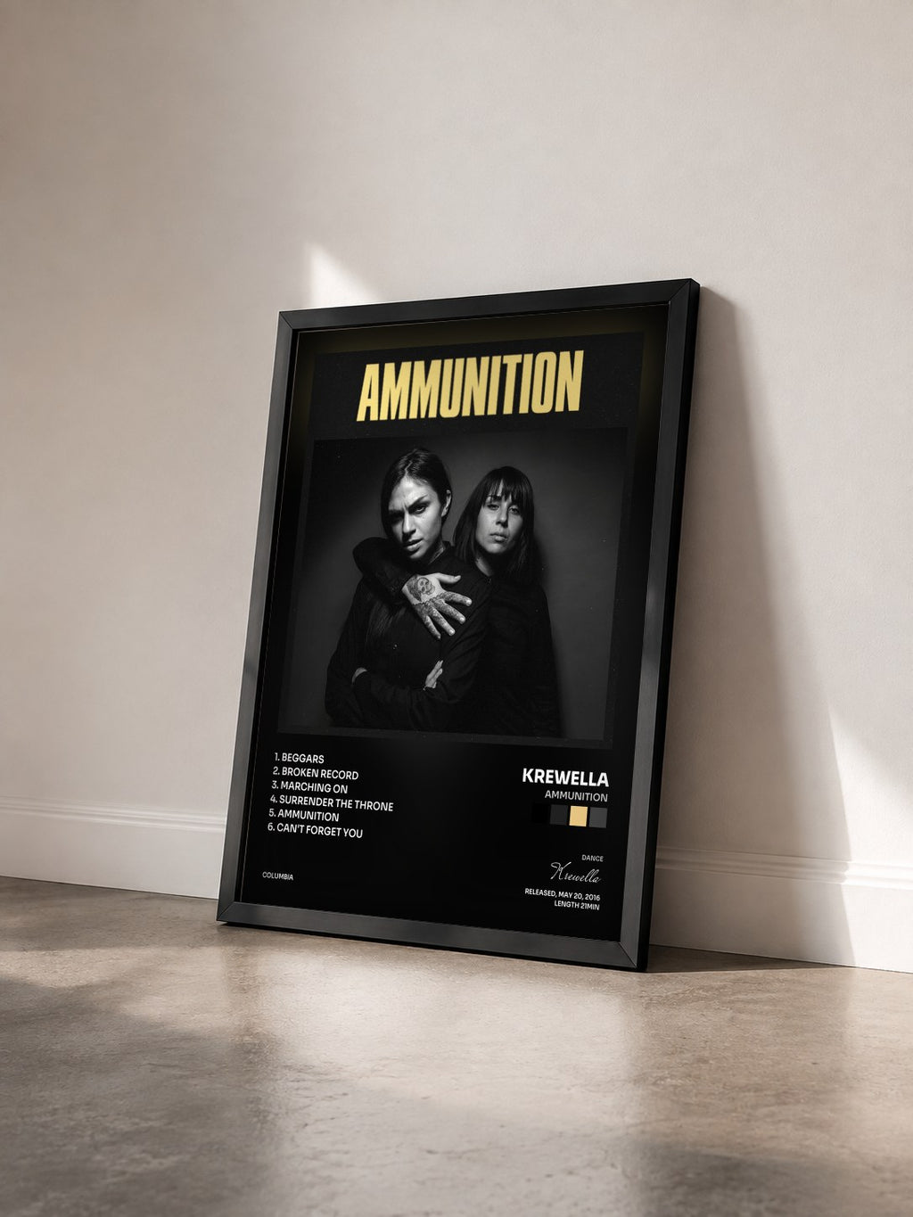 #noir Tableau de l'album Ammunition de Krewella vu de trois quarts, cadre noir