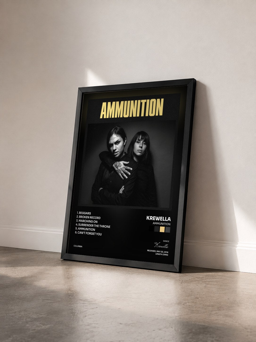 #noir Tableau de l'album Ammunition de Krewella vu de trois quarts, cadre noir