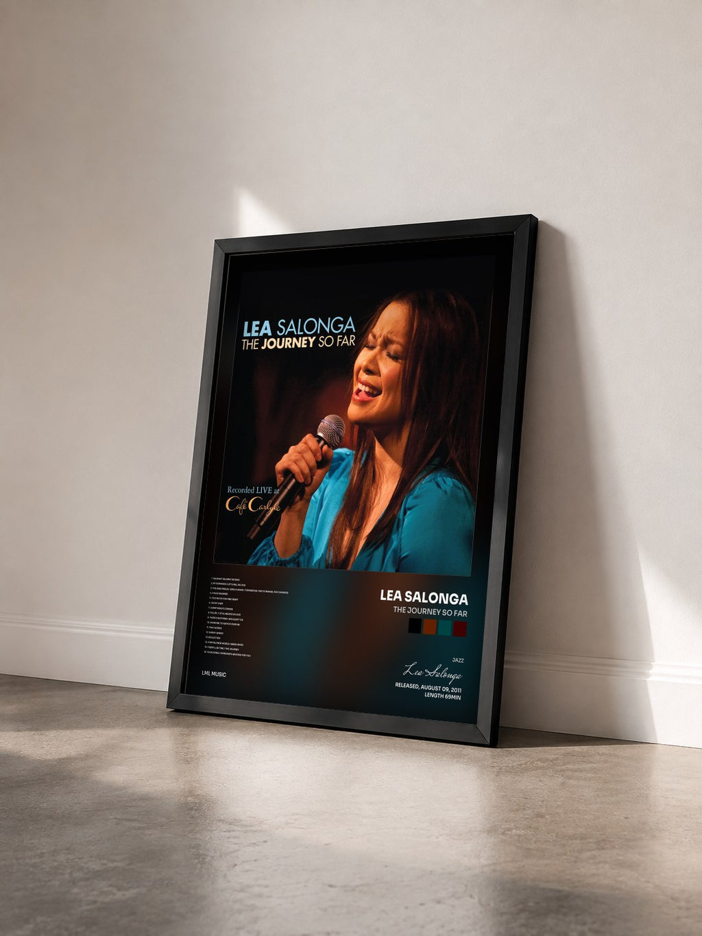 #noir Tableau de l'album The Journey so Far de Lea Salonga vu de trois quarts, cadre noir