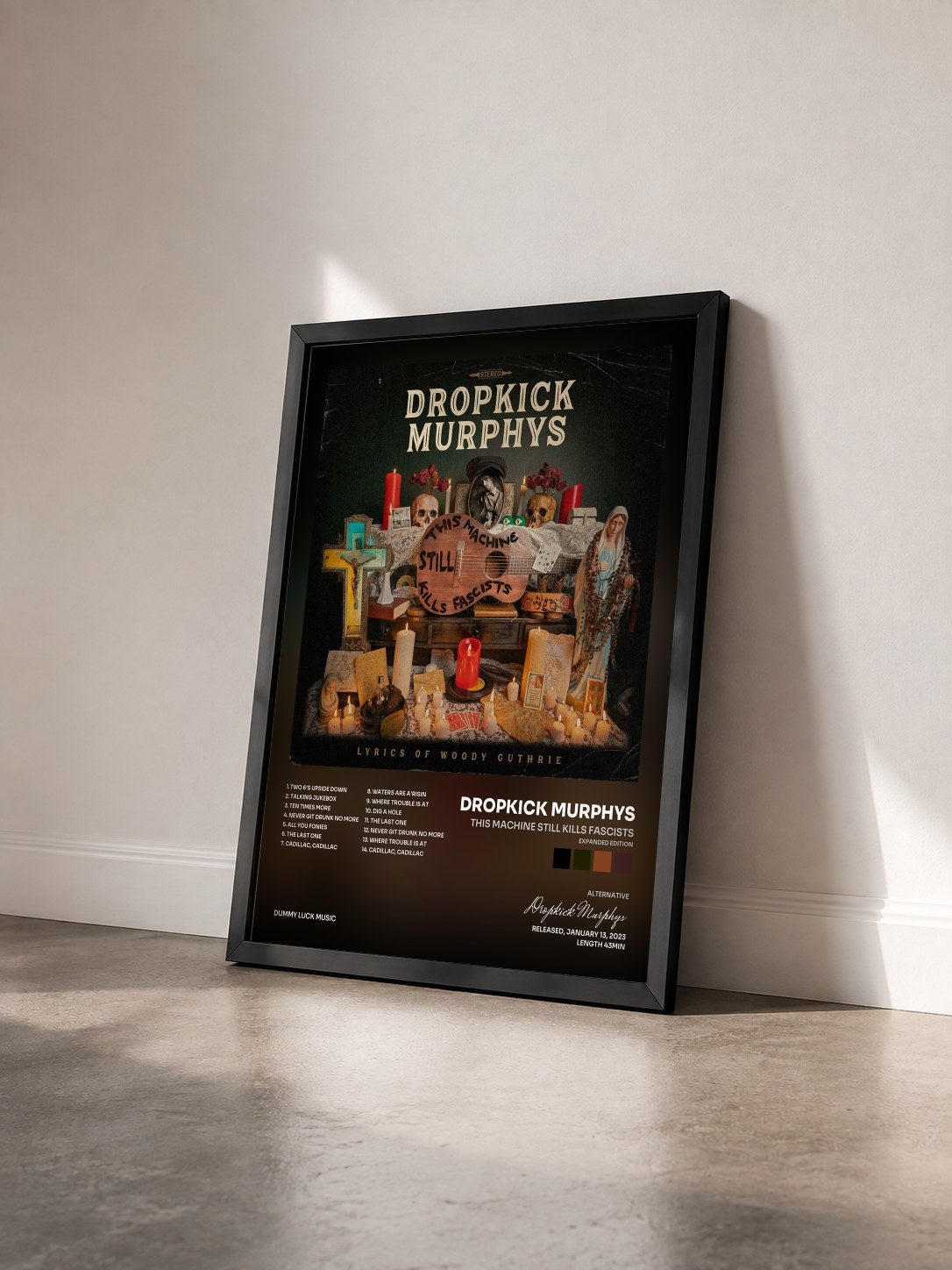 #noir Tableau de l'album This Machine Still Kills Fascists (Expanded Edition) de Dropkick Murphys vu de trois quarts, cadre noir