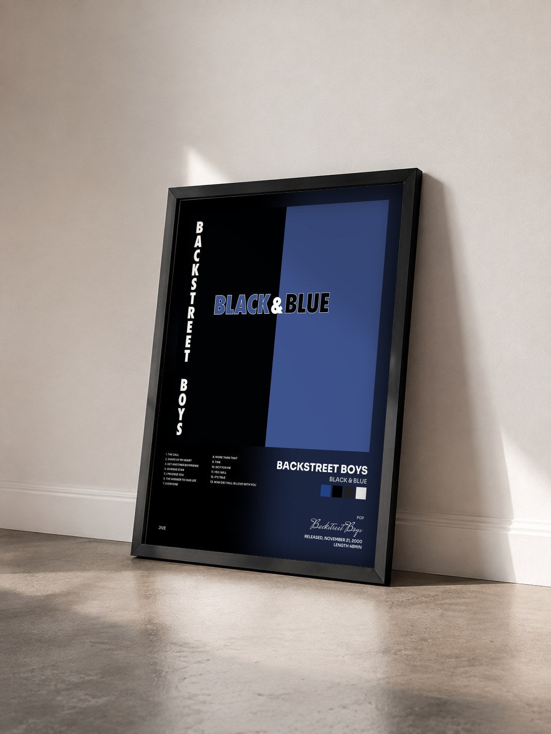 #noir Tableau de l'album Black & Blue de Backstreet Boys vu de trois quarts, cadre noir