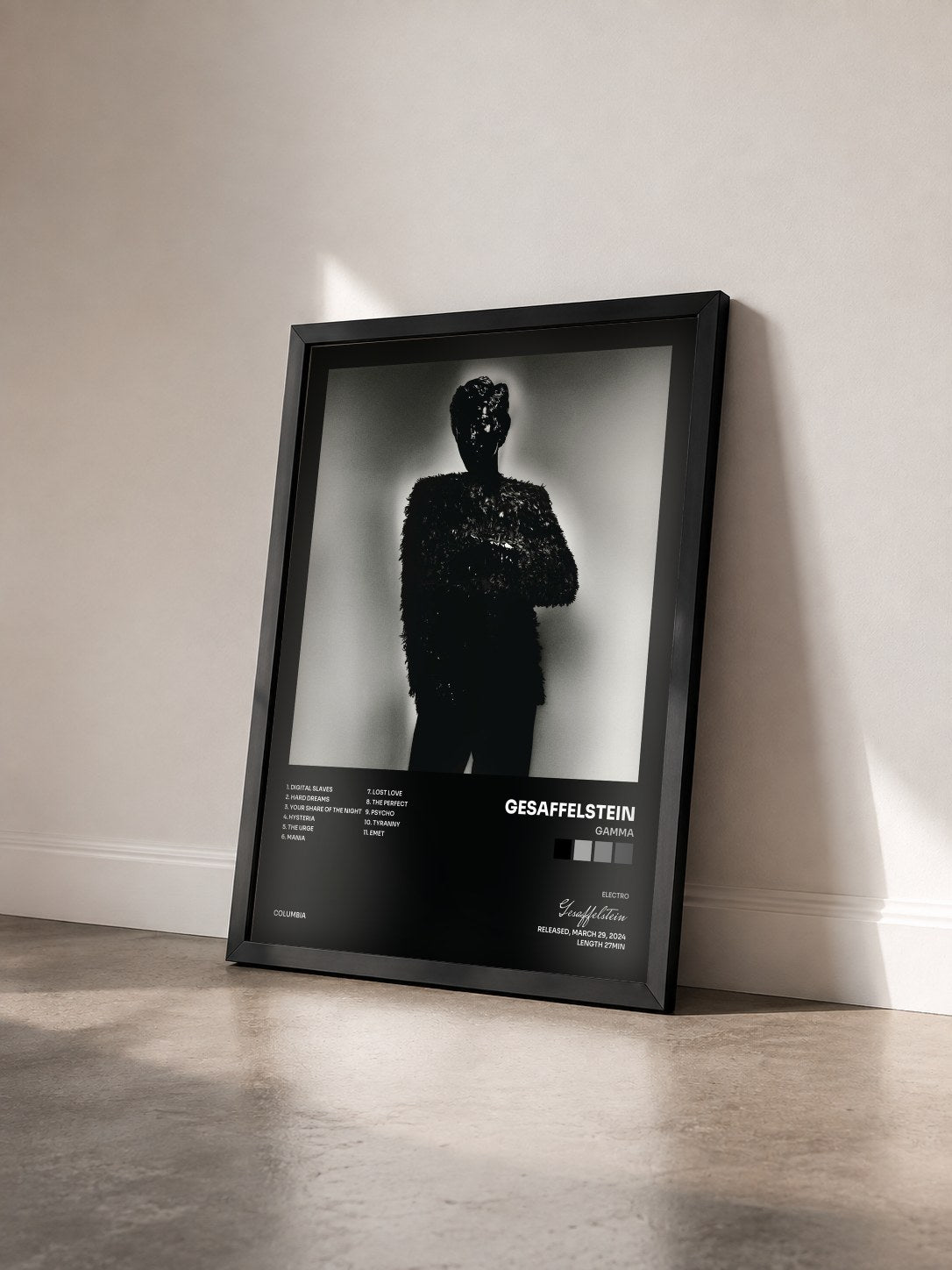 #noir Tableau de l'album Gamma de Gesaffelstein vu de trois quarts, cadre noir