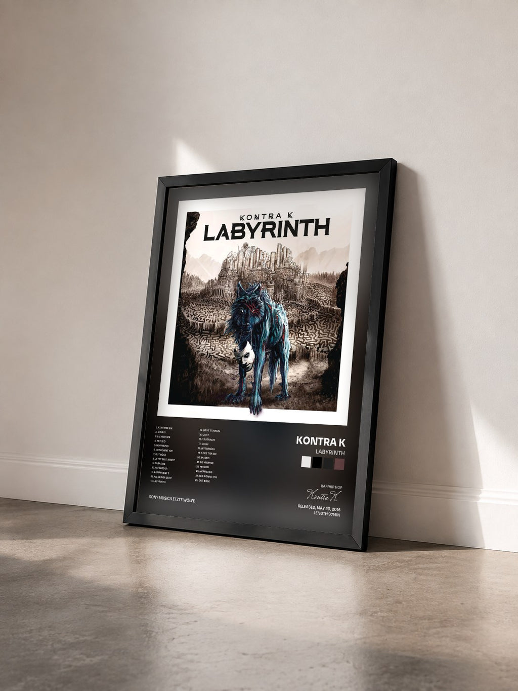 #noir Tableau de l'album Labyrinth de Kontra K vu de trois quarts, cadre noir