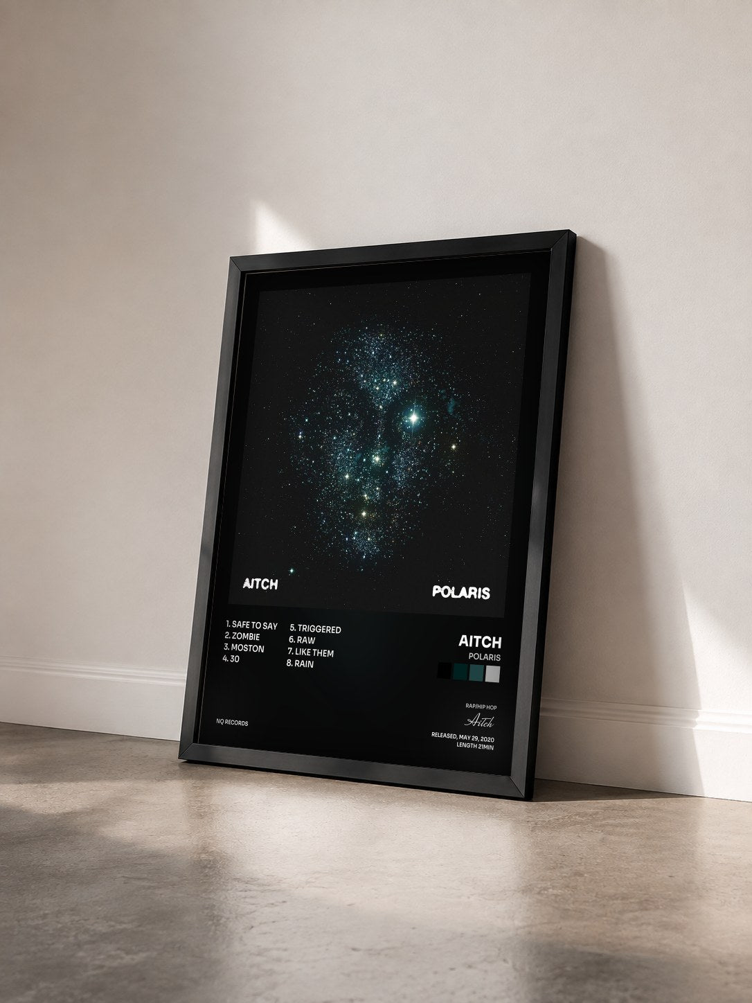 #noir Tableau de l'album Polaris de Aitch vu de trois quarts, cadre noir