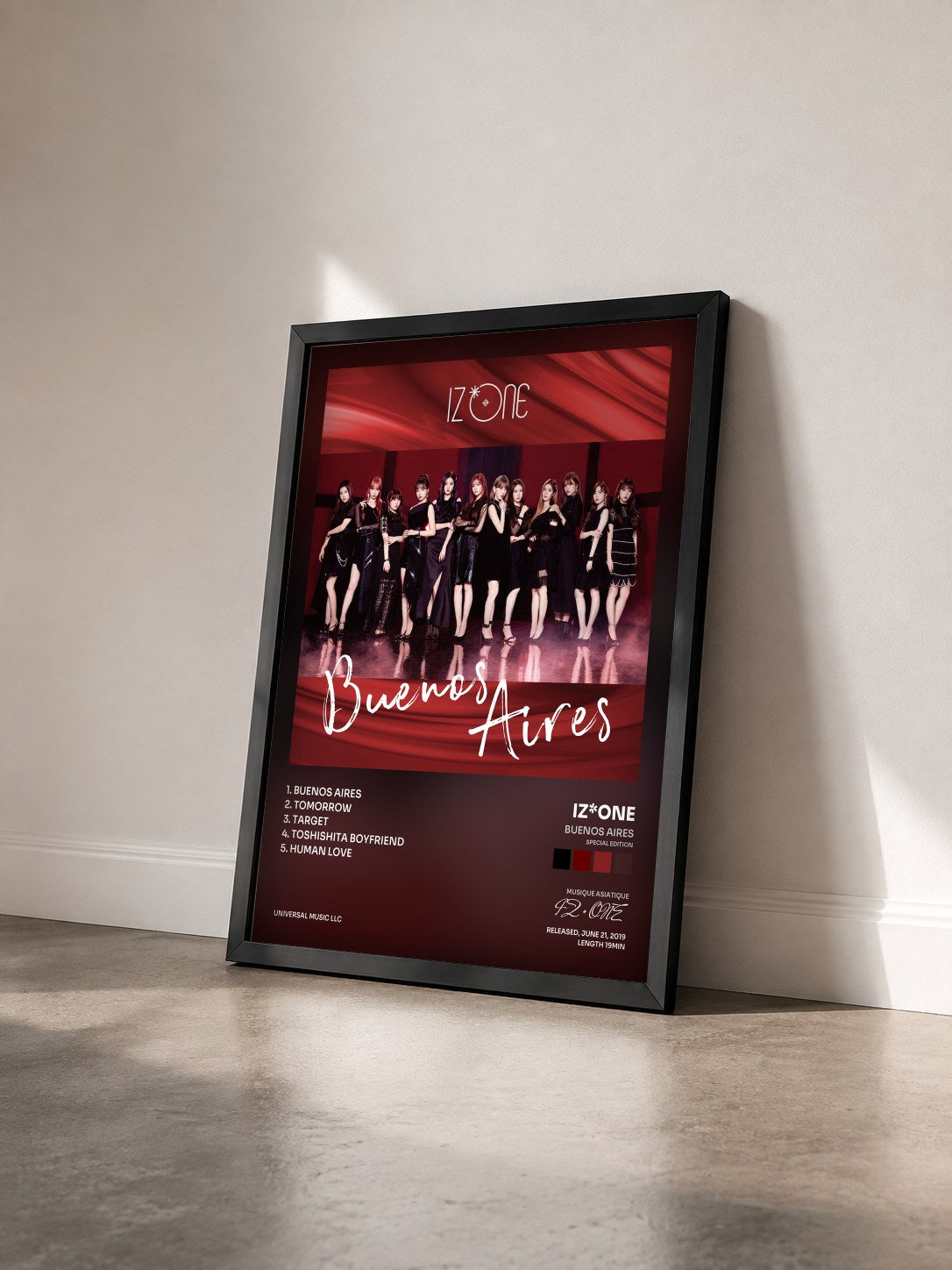 #noir Tableau de l'album Buenos Aires (Special Edition) de IZ*ONE vu de trois quarts, cadre noir