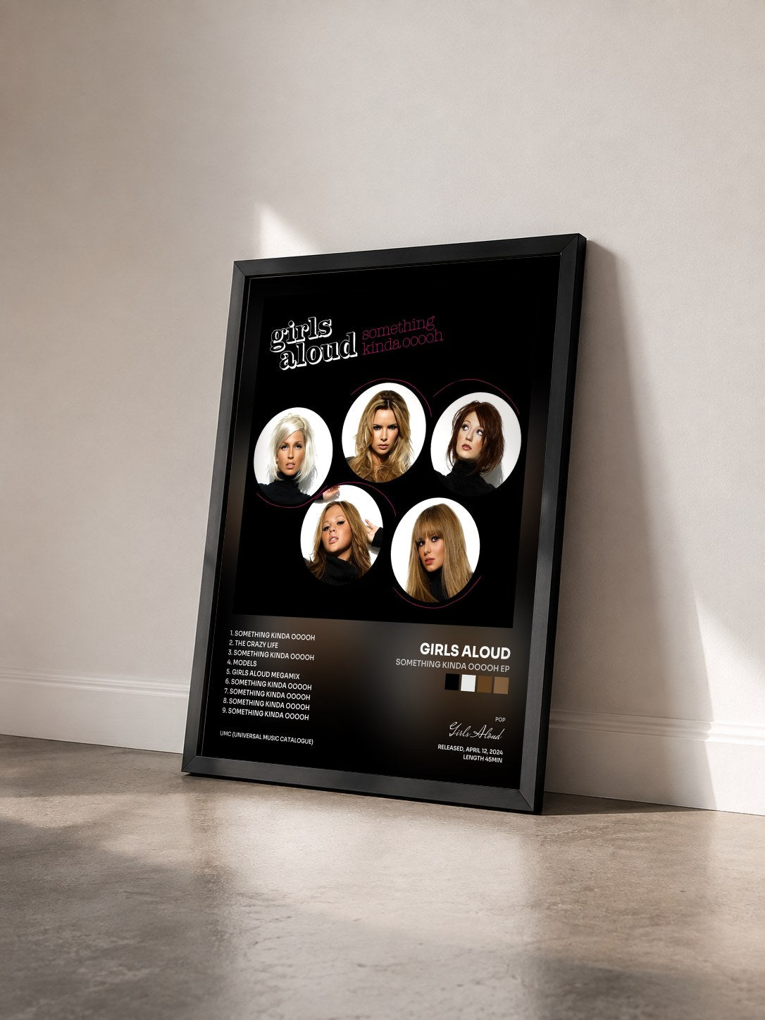 #noir Tableau de l'album Something Kinda Ooooh EP de Girls Aloud vu de trois quarts, cadre noir