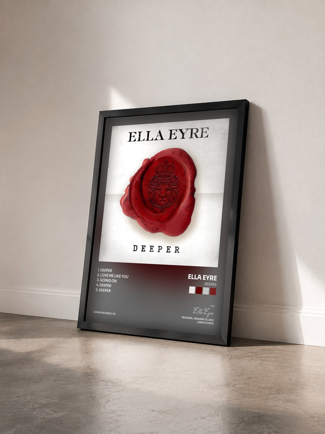 #noir Tableau de l'album Deeper de Ella Eyre vu de trois quarts, cadre noir