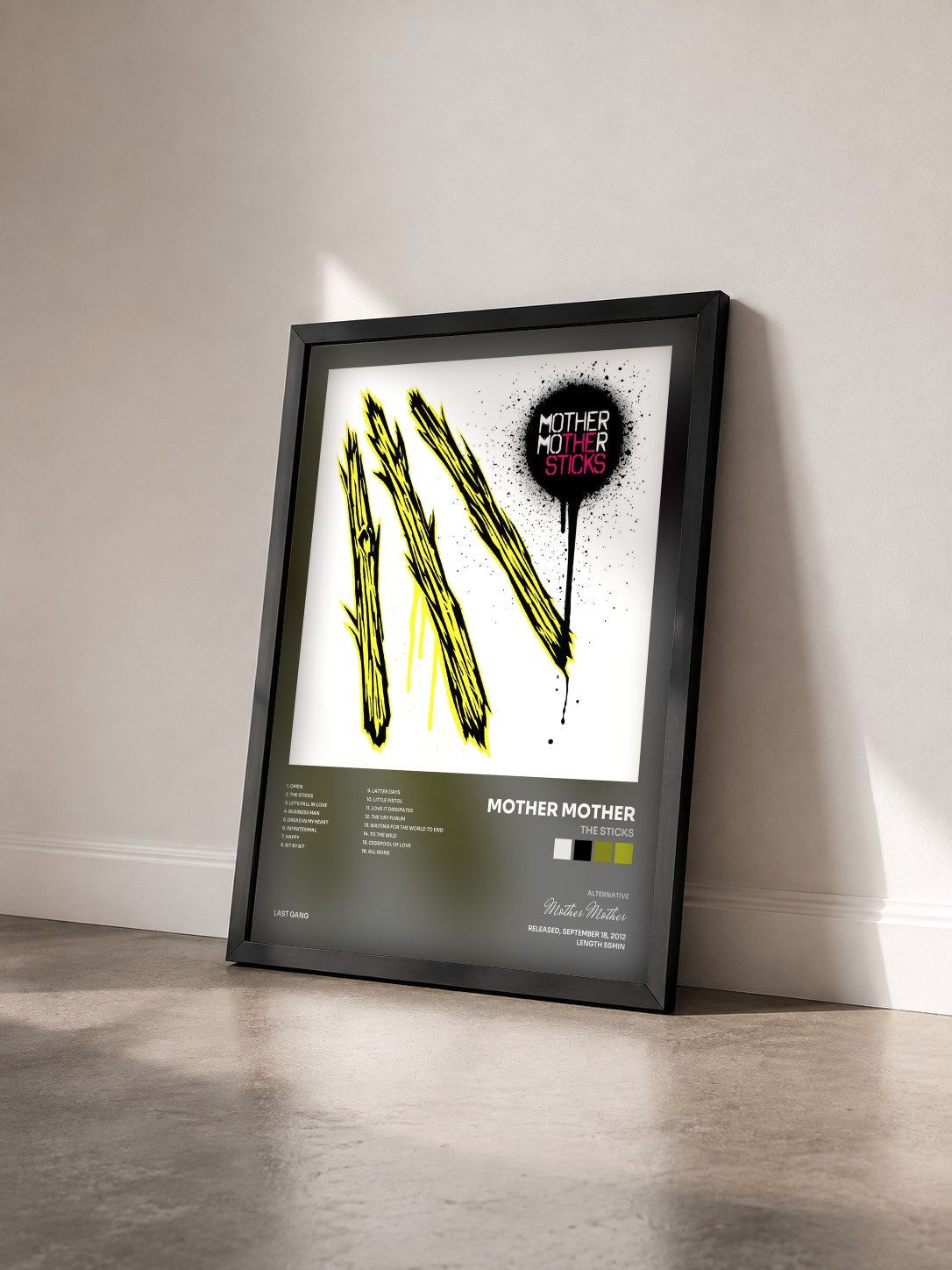 #noir Tableau de l'album The Sticks de Mother Mother vu de trois quarts, cadre noir