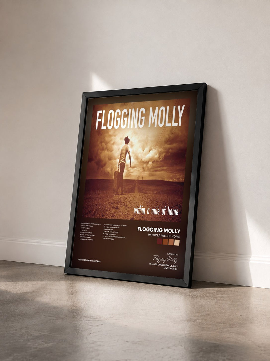 #noir Tableau de l'album Within a Mile of Home de Flogging Molly vu de trois quarts, cadre noir