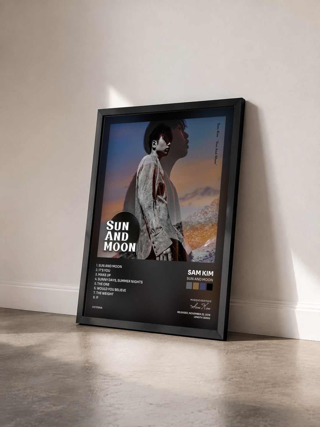 #noir Tableau de l'album Sun And Moon de Sam Kim vu de trois quarts, cadre noir