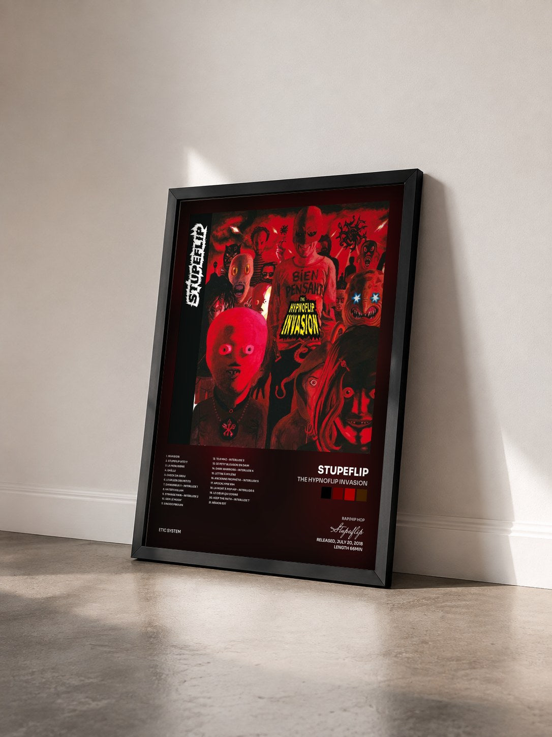 #noir Tableau de l'album The Hypnoflip Invasion de Stupeflip vu de trois quarts, cadre noir