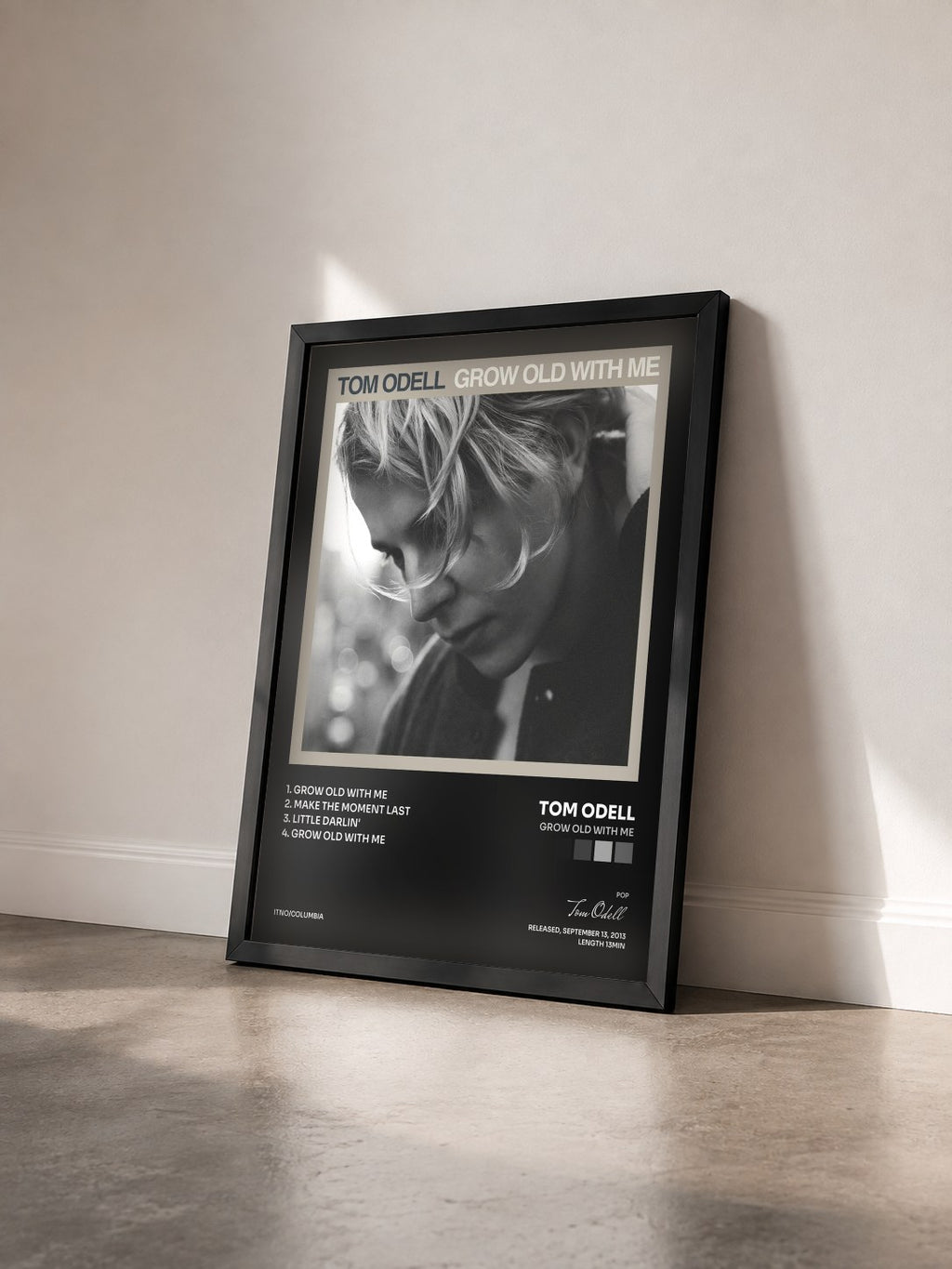 #noir Tableau de l'album Grow Old With Me de Tom Odell vu de trois quarts, cadre noir